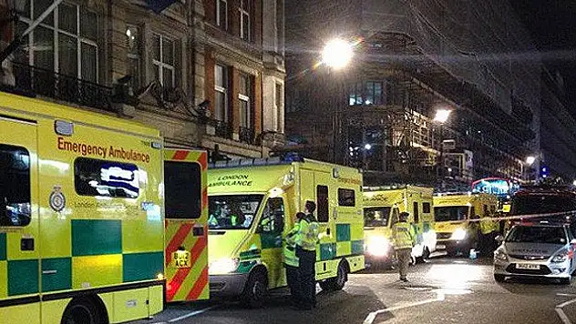 Londra'da tiyatronun tavanı çöktü