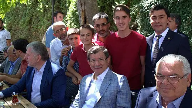 Davutoğlu Taşkent'te vatandaşlarla bayramlaştı