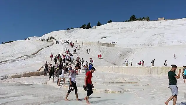 Pamukkale'de turist yoğunluğu