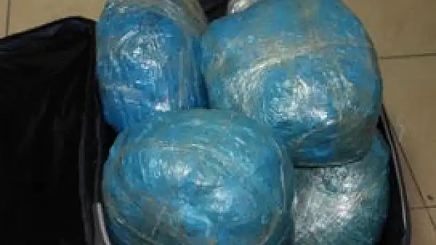 Valizden 13.5 kilo esrar çıktı