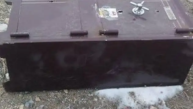 Çaldıkları çelik kasayı açamayınca bırakıp kaçtılar