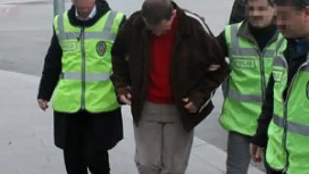 Yakalanmamak için evinde tedavi yaptı