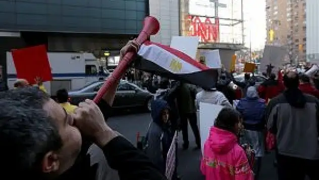 CNN önünde 'vuvuzela' ile 'darbe' protestosu