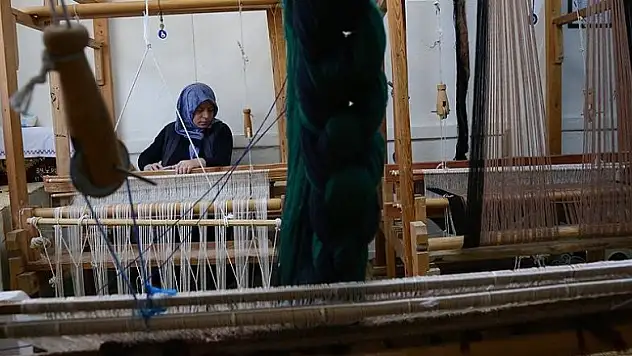 Annesinden öğrendiği ehram dokumacılığını geleceğe taşıyor