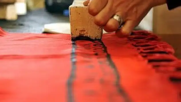 Asırlık kalıplarla Tokat yazması üretiyor