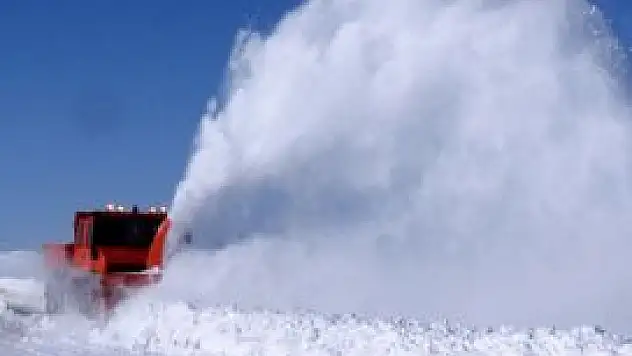 Kar ve tipi araçlara geçit vermiyor!