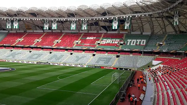 Konyaspor, stadı bayrakla donattı