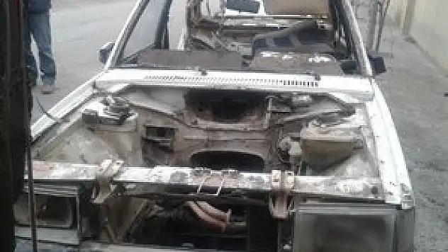 Çaldığı otomobili parçalatırken yakalandı