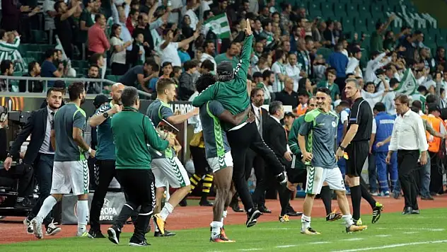 Reşit Akçay yerinde duramadı