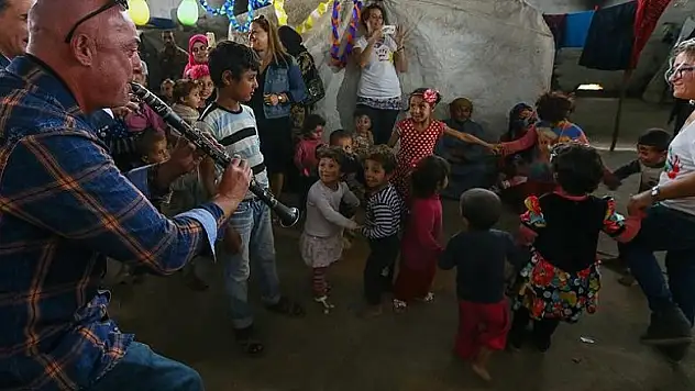 Suriyeli çocuklar için 10 dilde şarkı söylediler