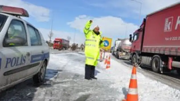 Kar ve tipi yolları olumsuz etkiledi