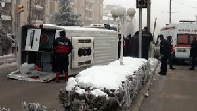 Öğretmenleri taşıyan minibüs devrildi: 4 yaralı
