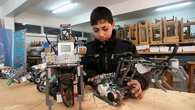 Abluka altında robot tasarlıyorlar