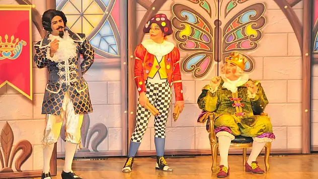 Akşehirli çocuklar 'Kral Çıplak'la eğlendi