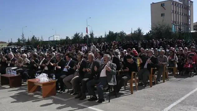 Ilgın Anadolu İmam Hatip Lisesi aşure dağıttı