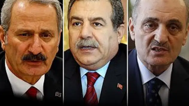 Üç bakan istifa etti