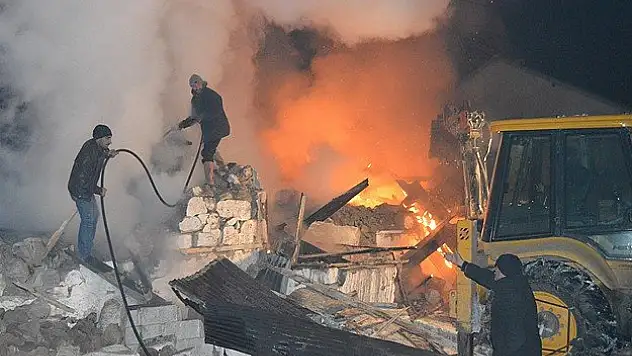 Yangına giden itfaiye aracının suyu dondu