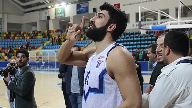 Babası öldü, maça çıktı!