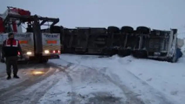 Konya'da tır, hafif ticari araca çarptı: 1 ölü