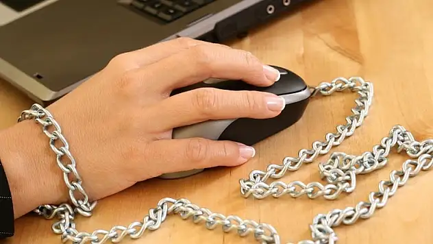 'İnternet bağımlılığı evlilikleri, iş hayatını bozabiliyor'