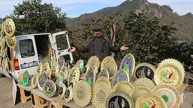 Depremde iş yeri yıkıldı sanatını memleketinde icra ediyor