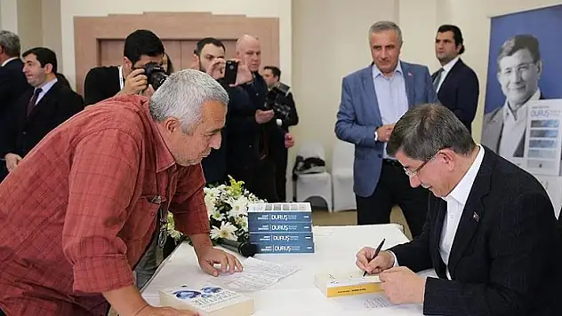Davutoğlu, yeni kitabını okurları için imzaladı