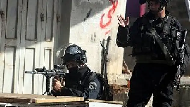 İsrail askerleri 4 Filistinliyi gözaltına aldı