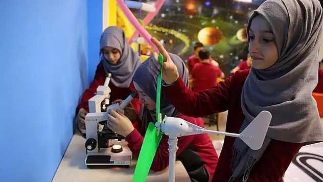 Öğrencilerin merak duygularını harekete geçiren bilim sınıfı