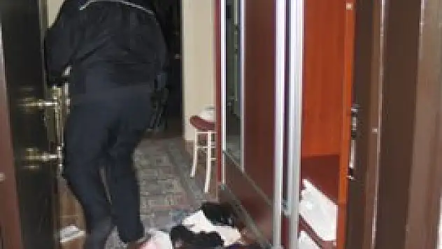 Polis memuru eve merdivenle tırmanarak girdi