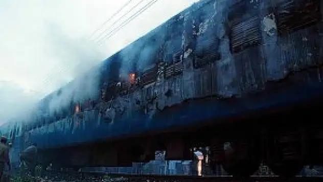 Hindistan'da yolcu treninde yangın: 23 ölü