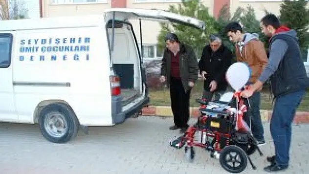 Öğrencilerden akülü araç yardımı