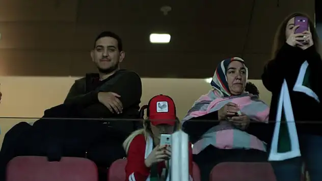 Saldırıya uğrayan gazi maçı locadan izledi