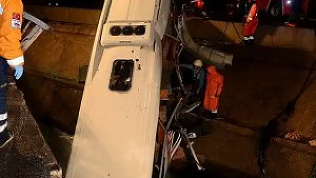 İşçi servisi su kanalına devrildi: 3 ölü