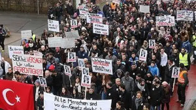 Türk gencini öldüren Alman polisine protesto