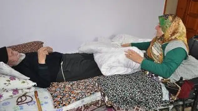 Yatalak babasına bakan felçli kadına yardım eli