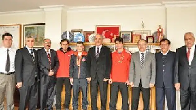 Halterin şampiyonu altın ile ödüllendirildi