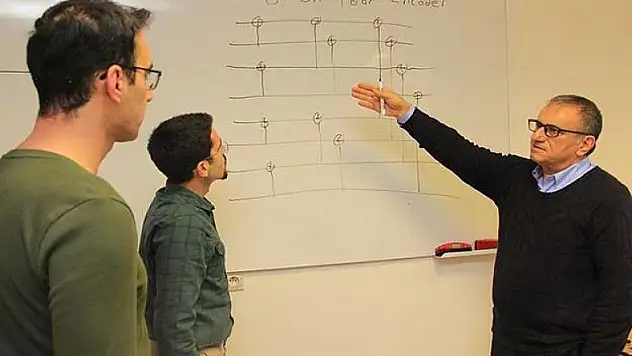 5G standardına adını yazdıran Türk profesöre altın madalya