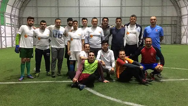 Dünyagöz ekibi, yorgunluğunu halı sahada atıyor