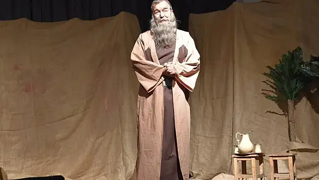 'Bir Garip Uveys' oyunu perdelerini açtı