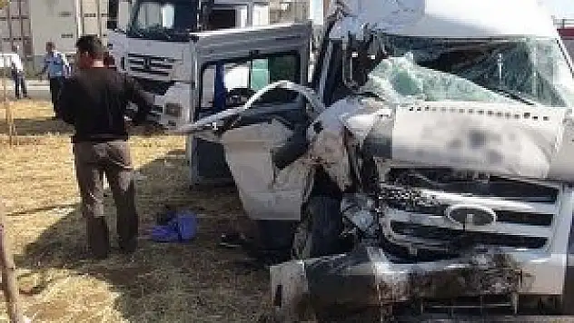 Yolcu minibüsü tırla çarpıştı: 15 yaralı