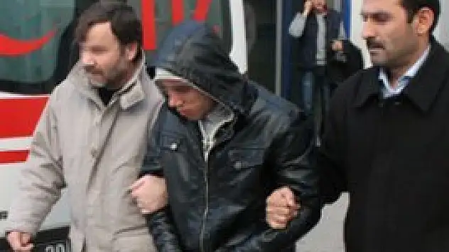 Emeklinin 100 bin lirasını dolandırdılar!