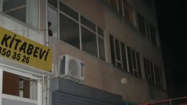 Kapatılan iş hanında mahsur kaldı