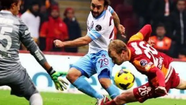 Galatasaray yıldız futbolcuyu KAP'a bildirdi
