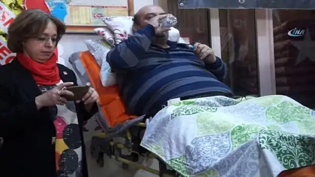 Kongreye sedyeyle geldi