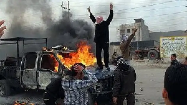 Irak'ta askerlerle aşiretlere bağlı silahlı gruplar çatıştı