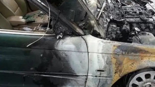 Türk diplomatların araçları kundaklandı