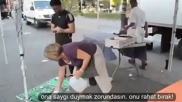 Amerika'da bir kadın namaz kılan gence sahip çıkıyor...