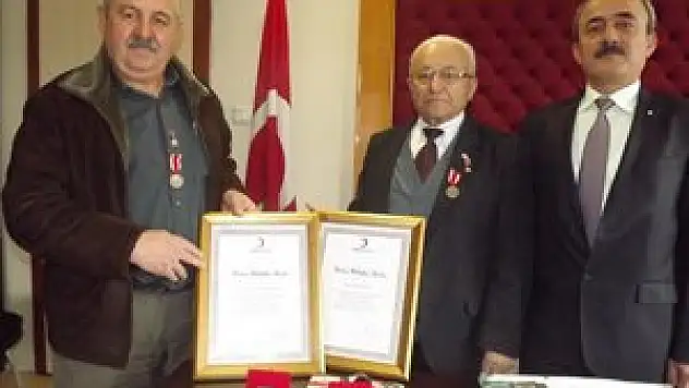 Kızılay Onursal Başkanı Tatlı'ya bronz madalya