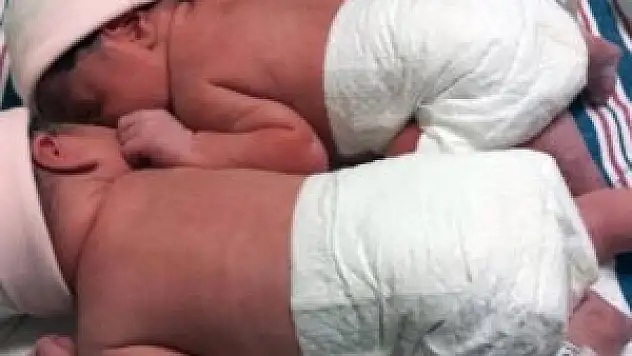 İkizler ama ''aynı yıl'' doğmadılar