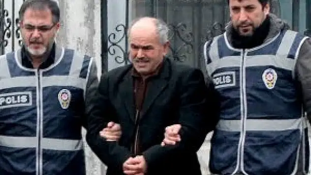 Karısını 10 yıl önceki taştan korkup öldürmüş